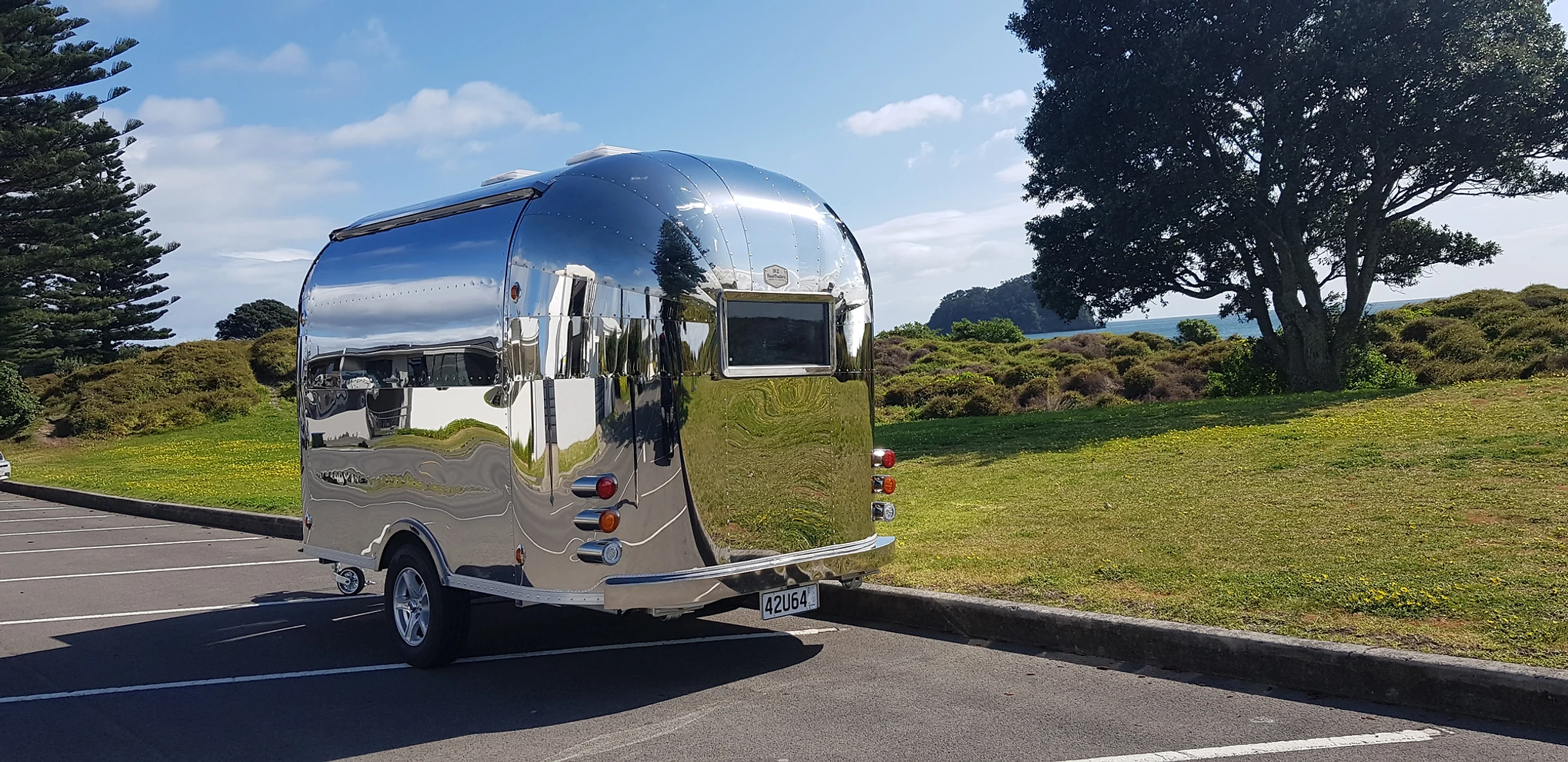 Airstream Mirrored Stainless Steel Trailer 3.4m - Image 3
