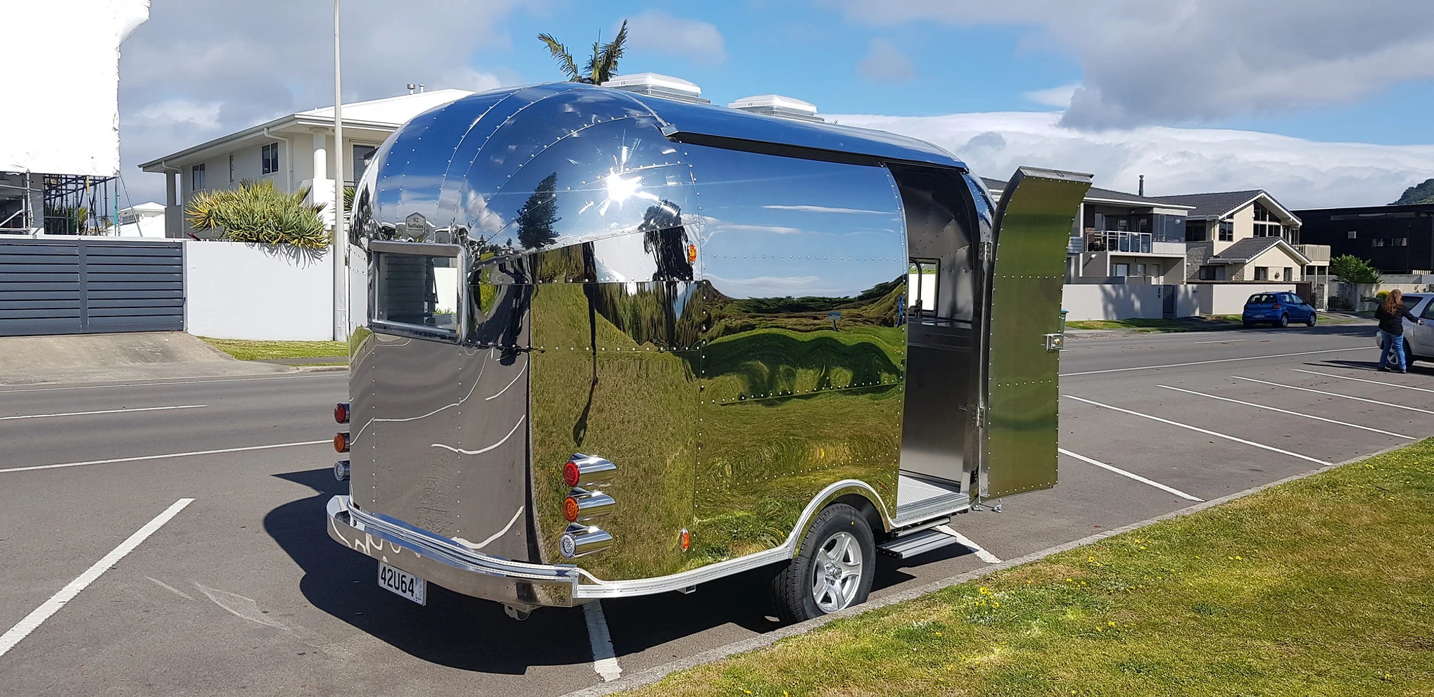 Airstream Mirrored Stainless Steel Trailer 3.4m - Image 7