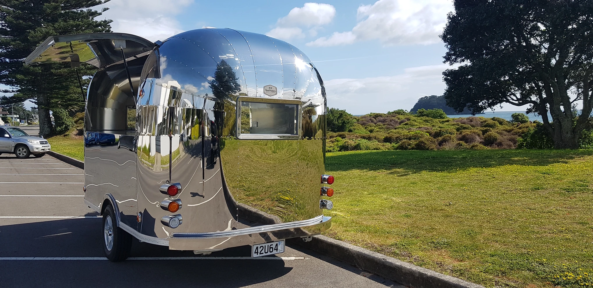 Airstream Mirrored Stainless Steel Trailer 3.4m - Image 5