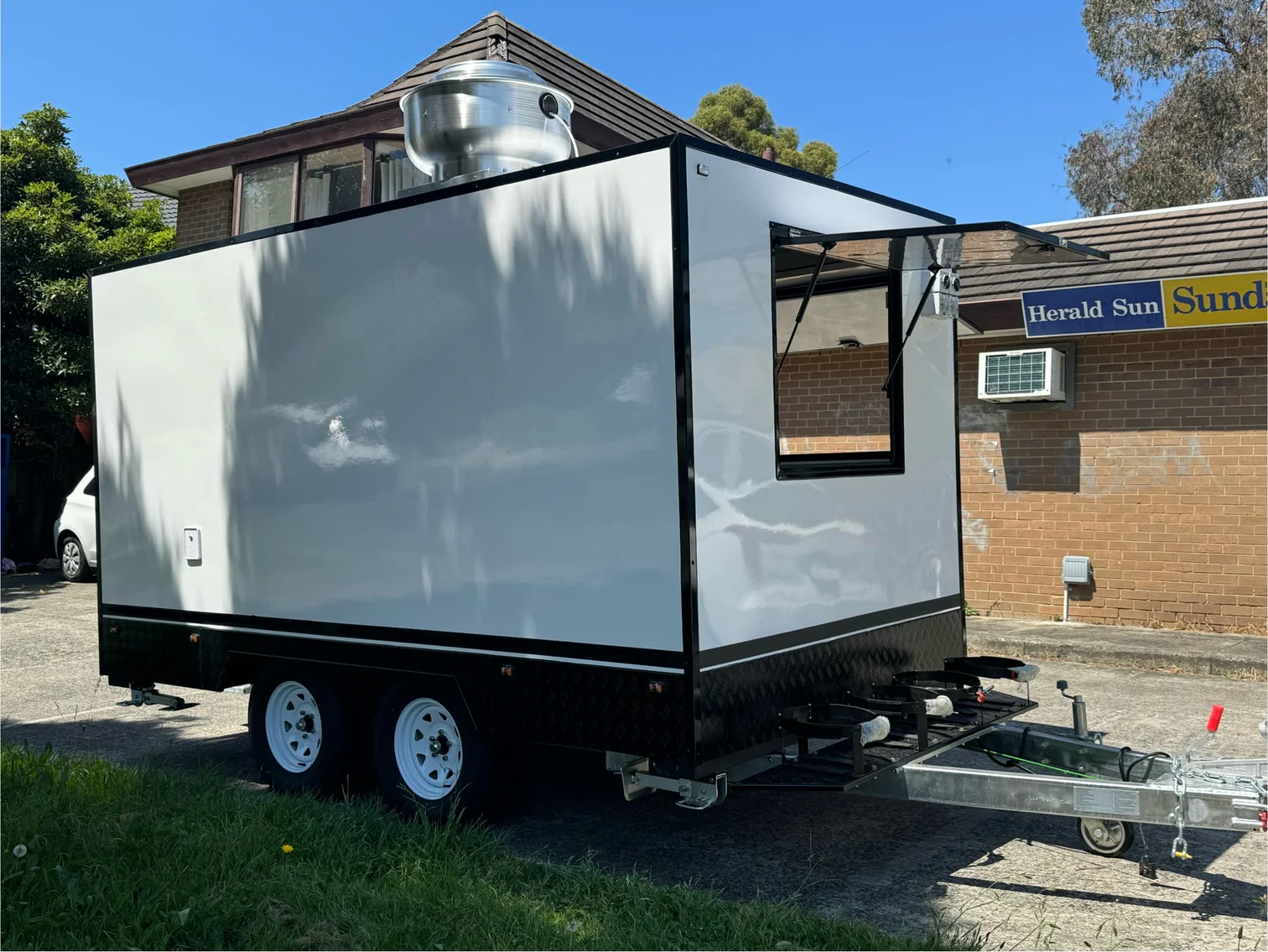 4M Grade Food Trailer - Image 3